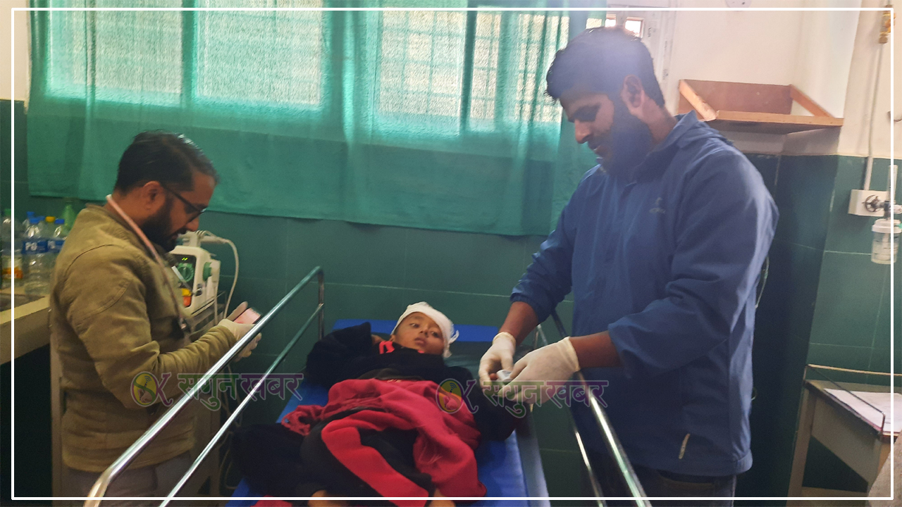 बैतडी जिप दुर्घटनाका घाइतेहरूलाइ जिल्ला अस्पतालमा उपचार गरिदै (फोटोफिचर)